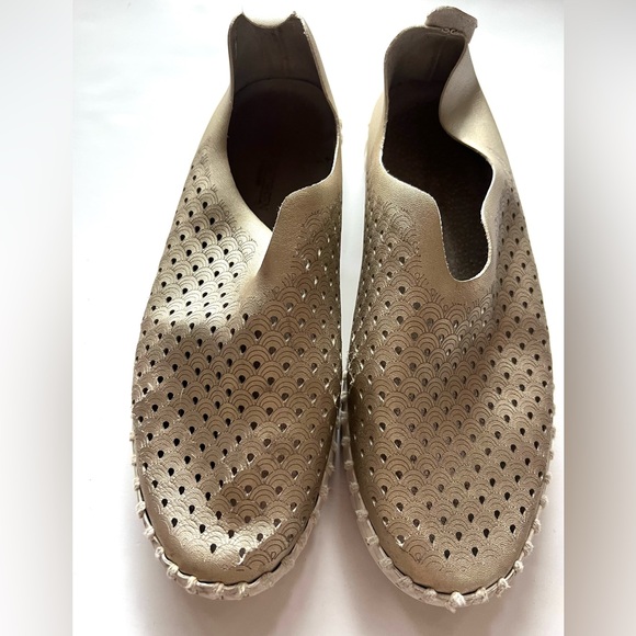 IJH IIse Jacobsen HornbeakMetallic Beige Perforted Slip-On Flats Size: W SZ 37 - Picture 1 of 6
